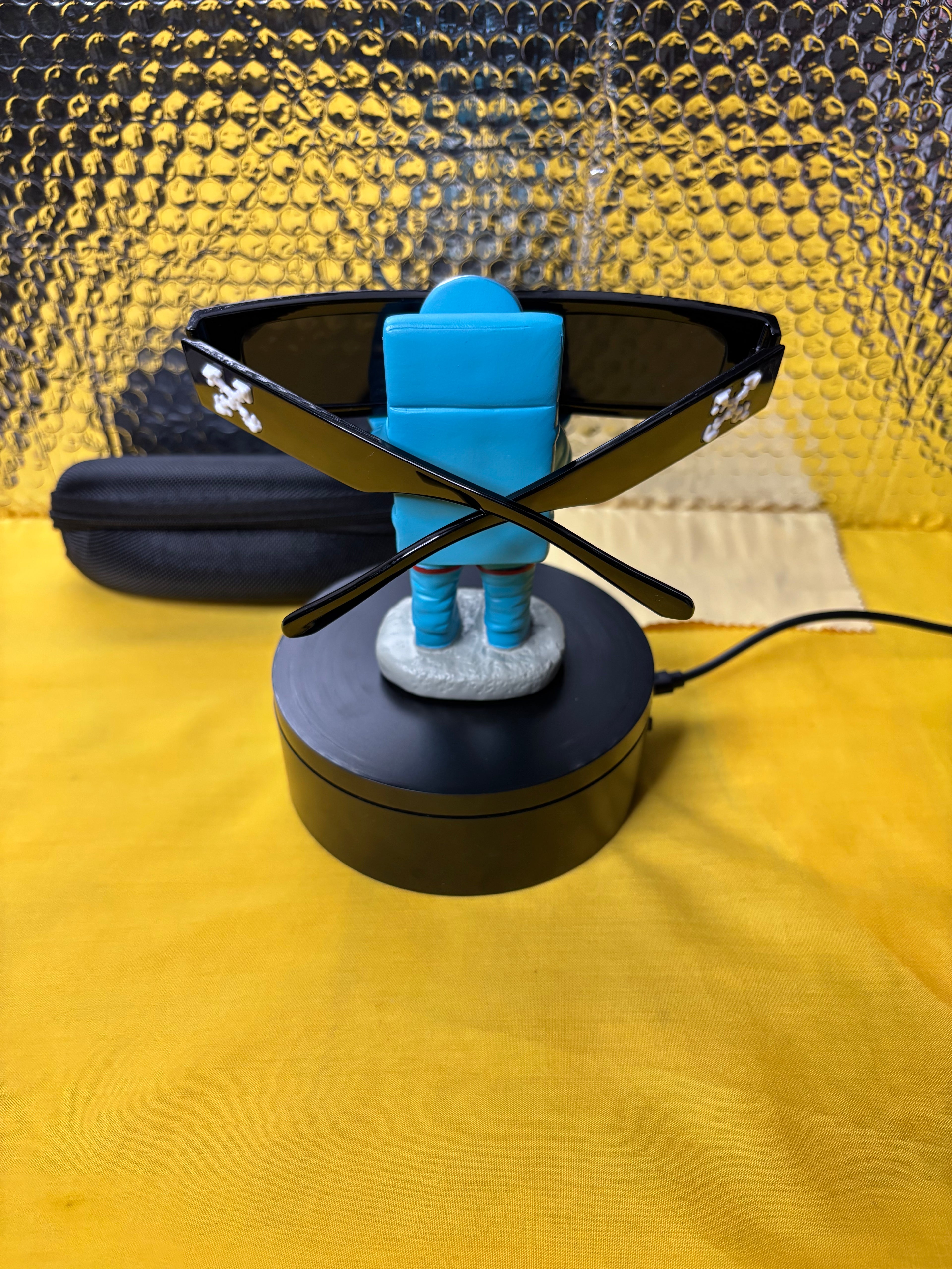 Off White Sunglasses (Black)